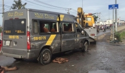 Gần 10 người hoảng loạn kêu cứu trong xe khách bị lật ở Sài Gòn