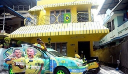 Người đàn ông mua sơn về bôi vàng kín cả nhà và xe, hàng xóm đi qua cứ tròn mắt nhìn nhưng lý do thì thú vị lắm