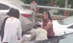 Ba cô gái phối hợp với một người đàn ông tháo luôn rào chắn cầu Thanh Trì để đi cho đỡ tắc