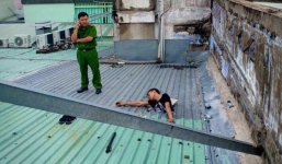 Nam thanh niên bị kẹt trên mái nhà sau khi trộm điện thoại, công an tới giải cứu