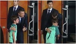Lao ra khỏi chiếc xe buýt, Ronaldo thực hiện một cử chỉ làm 'đốn tim' hàng triệu CĐV