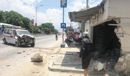 Tài xế xe cứu thương ngủ gật, đâm gãy biển báo, sập tường nhà dân giữa trưa