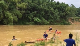Nhảy xuống kênh mò ví da bị rơi, người đàn ông bị nước cuốn trôi