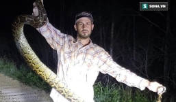 Thấy con trăn dưới vũng nước, người đàn ông kéo nó lên và phát hiện điều đáng sợ