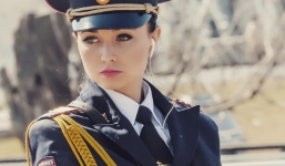 Fan bóng đá muốn vào tù sau khi chứng kiến nhan sắc xinh đẹp của nữ cảnh sát Nga