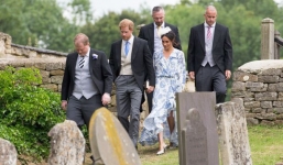 Cái nắm tay tinh tế của Hoàng tử Harry khi vợ ríu chân ghi điểm đẹp trong lòng cư dân mạng Anh quốc