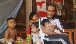 Bà ngoại đi bán vé số, ông ngoại già yếu vẫn bồng bế 5 đứa cháu khóc suốt vì khát sữa và đói ăn