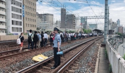 Tính kỉ luật 'số 1' của người Nhật: Động đất 6,1 độ richter, người dân vẫn bình tĩnh xếp hàng để di chuyển về nhà