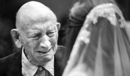 Chùm ảnh: Nhìn phản ứng của những người đàn ông này trong ngày con lên xe hoa mới thấy con gái quả thật là báu vật vô giá đối với bố