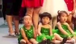 Thí sinh nhí gây náo loạn MXH vì màn ngủ gà ngủ gật trong lúc đợi các bạn khác thi