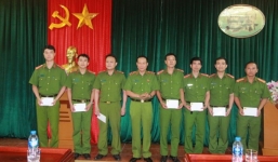 Bộ Công an biểu dương, chia sẻ tặng quà cho 8 cán bộ chiến sỹ bị phơi nhiễm HIV khi làm nhiệm vụ