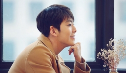 Tài tử 'Người thừa kế' Kim Woo Bin đã hoàn toàn bình phục và tóc mọc dài trở lại sau 1 năm điều trị ung thư