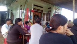 Cầm dao đi tìm vợ, đâm chết em vợ