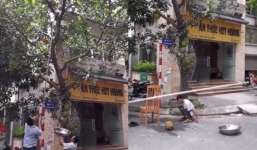 Clip: Hai người đàn ông phối hợp trẩy mít không nhuần nhuyễn khiến một người bị quả mít lớn rơi trúng đầu