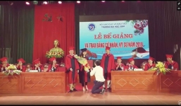 Lãnh đạo trường Đại học Vinh lên tiếng sau vụ Phó bí thư đoàn cầu hôn sinh viên trong lễ tốt nghiệp