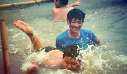 'Hồ bơi' độc nhất và giáo viên kỳ lạ của 'những chú cá không biết bơi'