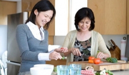 Lấy chồng sau 7 tháng hẹn hò, nàng dâu trẻ khoe được mẹ chồng cưng chiều, lo cho từ A - Z, thường xuyên cho tiền ăn quà