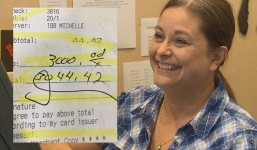 Nhận được tiền tip quá lớn, người phục vụ bị sốc khi biết lý do chính là nụ cười của mình