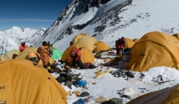 Những hình ảnh gây shock: Đỉnh Everest danh giá giờ đã trở thành bãi rác cao nhất thế giới