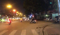 Hà Nội: Đối tượng nghi 'ngáo đá' đâm nam thanh niên rồi leo lên nóc nhà cố thủ