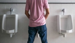 Nếu làm việc này ngay sau khi đi tiểu, quý ông có thể sẽ mắc bệnh mãn tính nguy hiểm