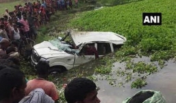 Xe đi đám cưới lao xuống ao, ít nhất 6 trẻ em thiệt mạng