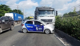 Ô tô bị xe tải đẩy hàng chục mét, hành khách hoảng loạn kêu cứu