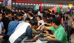 Clip: Hàng trăm người chen lấn xô đẩy tranh giành ăn buffet miễn phí gây náo loạn ở nhà hàng Cần Thơ