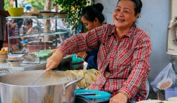 Quán cháo 'hào sảng' giá 5.000 đồng/ tô của cô Tư Sài Gòn: Nhà Tư không nợ nần gì, bán vầy là sống thoải mái rồi!