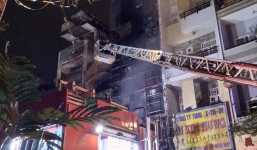 Sau tiếng nổ lớn, 4 căn nhà ở Sài Gòn bốc cháy ngùn ngụt giữa đêm