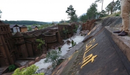 Cây ngã đè chết bé gái 9 tuổi trong Đường hầm Điêu khắc