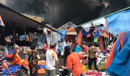 Chợ Sóc Sơn bốc cháy dữ dội, khu vực rộng hơn 1000 mét vuông bên trong bị thiêu rụi