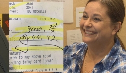 Nhận được tiền tip quá lớn, người phục vụ bị sốc khi biết lý do chính là nụ cười của mình