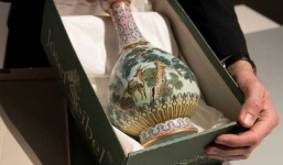 Chiêm ngưỡng chiếc bình cổ vật của Vua Càn Long được bán với giá hơn 400 tỷ