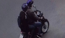 Hình ảnh 2 kẻ che kín mặt, ngồi trên xe máy nghi ném vật nổ vào trụ sở công an