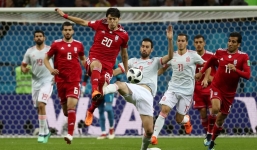 Thua đau Tây Ban Nha, địch thủ của HLV Park Hang-seo “khóc” vì VAR