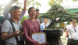 Hoài Linh ôm cây cảnh nửa tỷ đi thi, bất ngờ đạt giải thưởng 