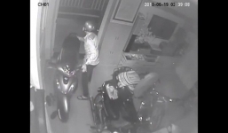 Clip: Quên khóa cửa sau khi xem World Cup, nhà đại gia Sài Gòn bị trộm đột nhập dắt 3 xe máy và dàn loa trị giá gần 300 triệu