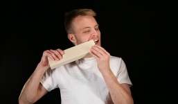 Thanh niên đẽo nguyên cái ghế gỗ chỉ bằng răng và móng tay