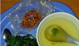 'Khoe' mâm cơm ở cữ chỉ 16 nghìn vừa bế con vừa nấu, mẹ trẻ khiến bao người xót xa