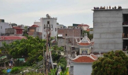 Thua cá độ bóng đá, nam thanh niên trèo lên cột điện la hét đòi người nhà đưa tiền trả nợ