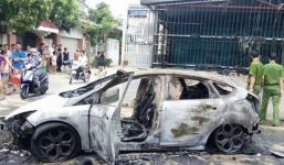 Xế hộp cháy trơ khung khi lùi xe qua đống rác đang cháy