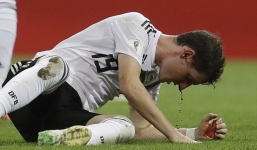 Sao Đức 'tưới máu' xuống sân sau va chạm kinh hoàng