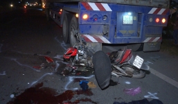 Nam thanh niên chạy xe máy tông vào đuôi container tử vong tại chỗ