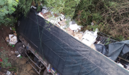 Xe tải lao xuống cầu, phụ xe tử vong