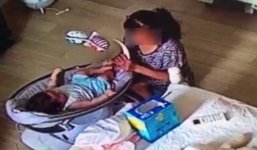 Mở camera theo dõi ra xem, người mẹ sốc khi thấy cảnh con 6 tháng tuổi bị giúp việc dùng đồ chơi đánh vào mặt, uống trộm sữa