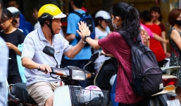 Khoảnh khắc ông bố đập tay 'truyền công lực' cho con trước kỳ thi nhận bão like vì quá dễ thương