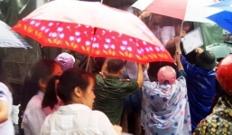 Hà Giang: Do mưa lũ lớn, lực lượng chức năng được huy động toàn lực để giúp thí sinh tới điểm thi THPT an toàn