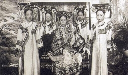 Từ Hi Thái hậu: Ăn cơm có thái giám đút tận miệng, lau mặt có người làm thay, đến tắm rửa cũng có cung nữ kỳ cọ