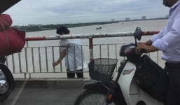 Clip: Người phụ nữ đứng trên thành cầu Chương Dương khóc lóc, chửi bới người ngăn chị tự tử